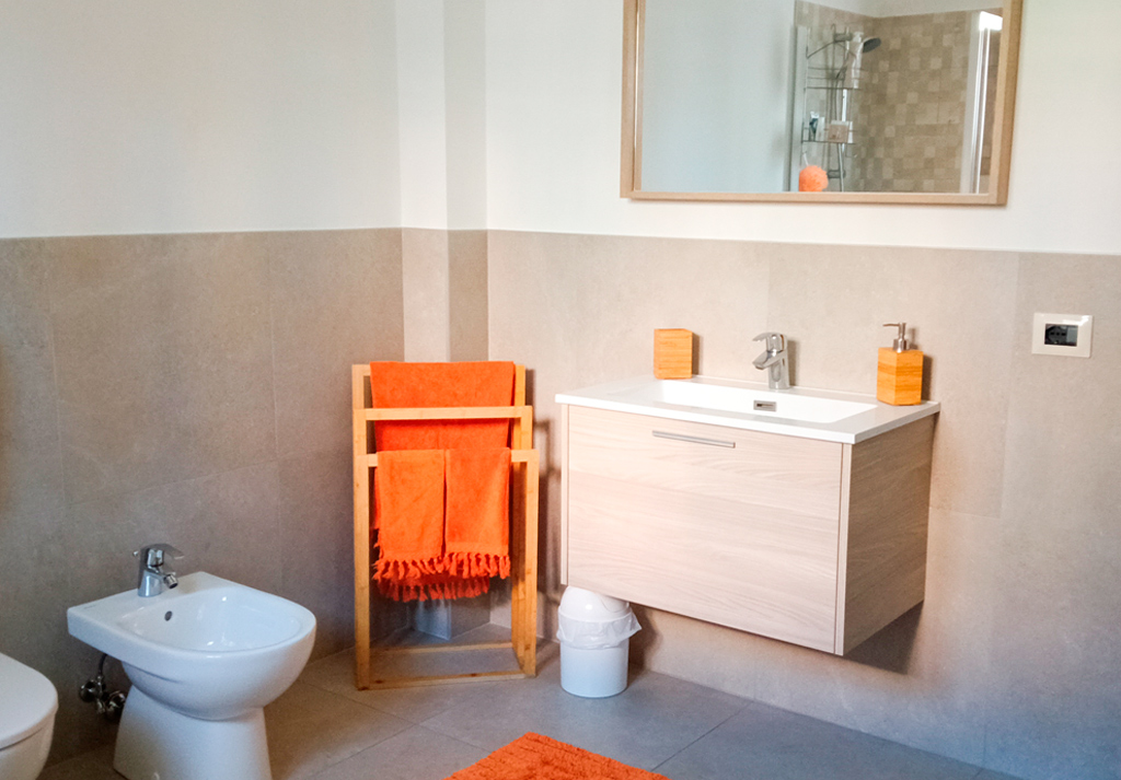 lavandino e specchio, bagno Taverna di Anna