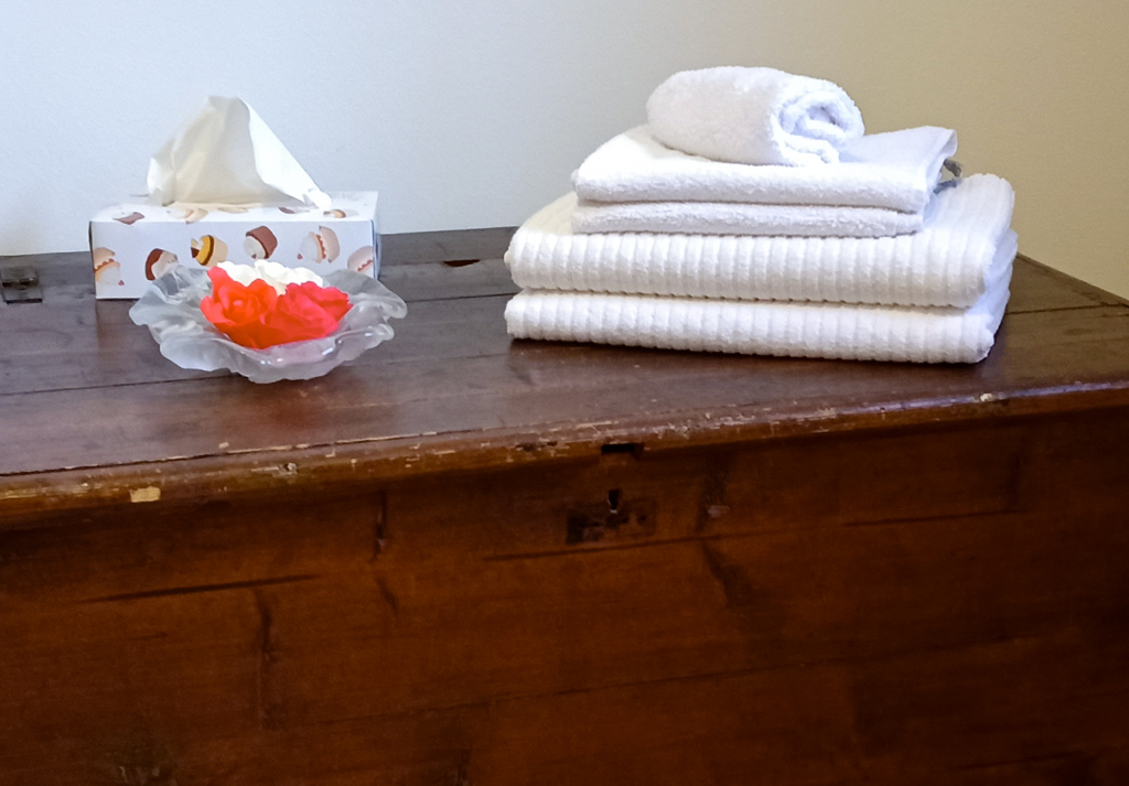asciugamani sulla cassapanca in legno, bagno Taverna di Anna