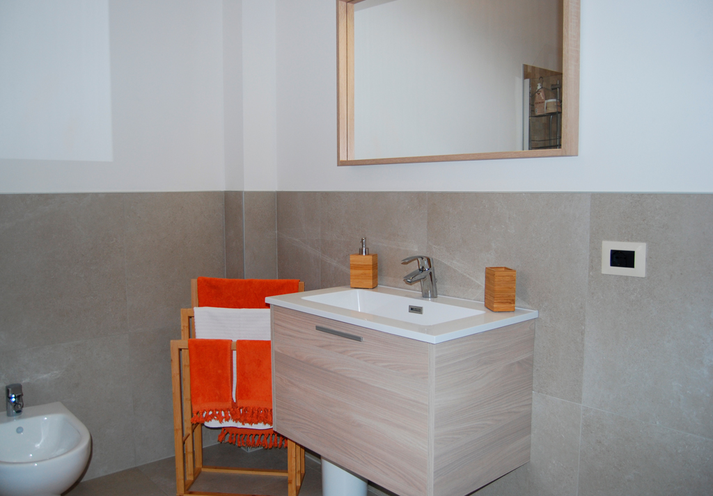 lavandino e specchio, bagno Taverna di Anna