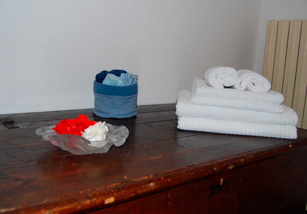asciugamani sulla cassapanca in legno, bagno Taverna di Anna